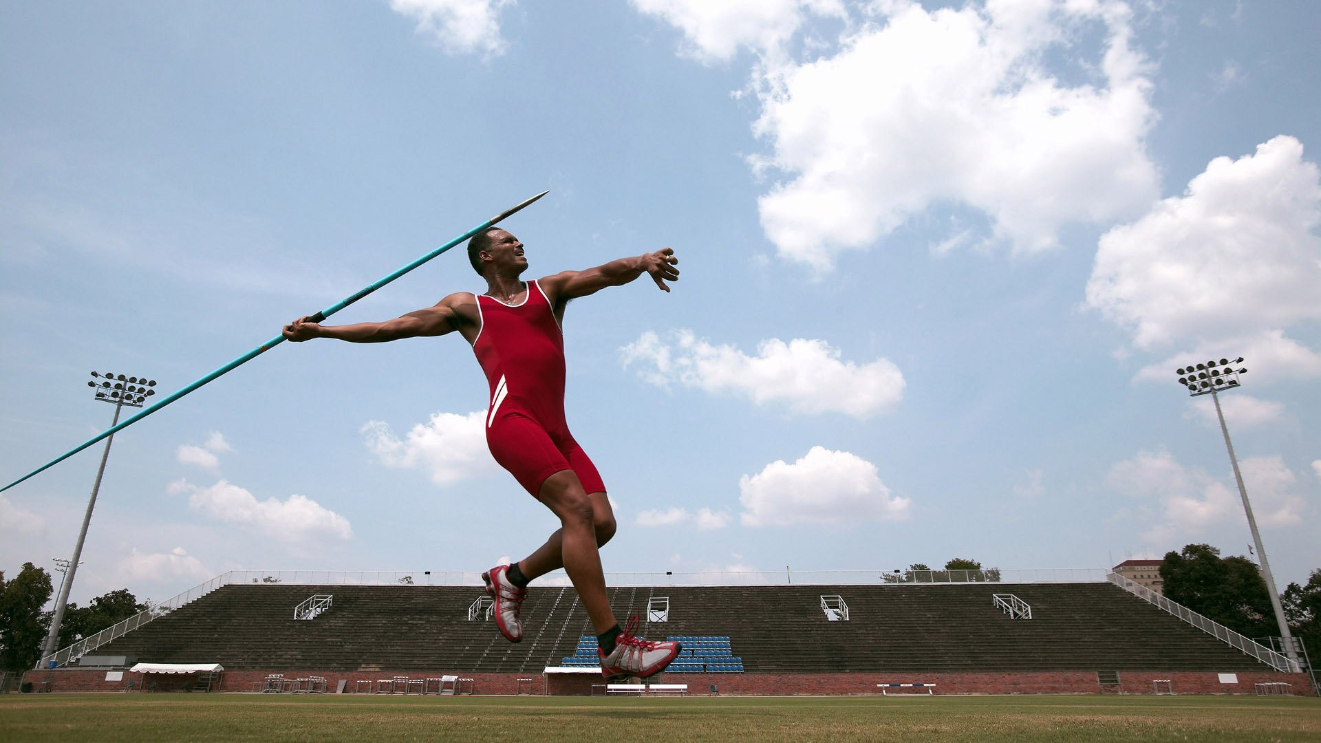 瓜迪奥拉在关键赛段的临场果断换人效果明显，瓜迪奥拉以前踢什么位置